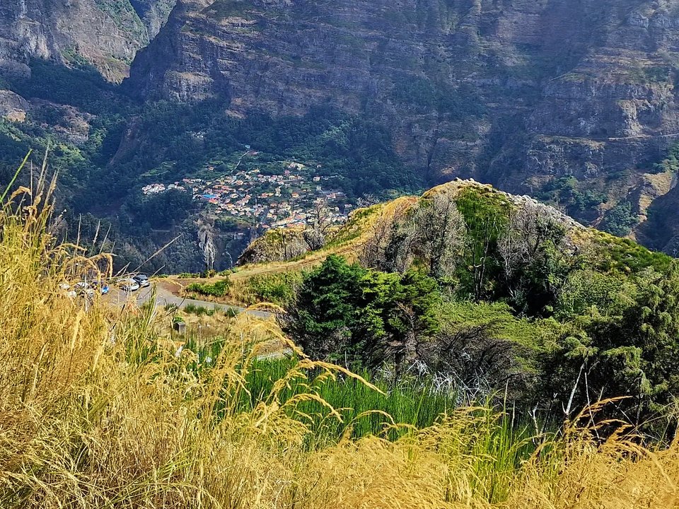 Panoramic summit ridge and open mountain pasture at Chão dos Terreiros