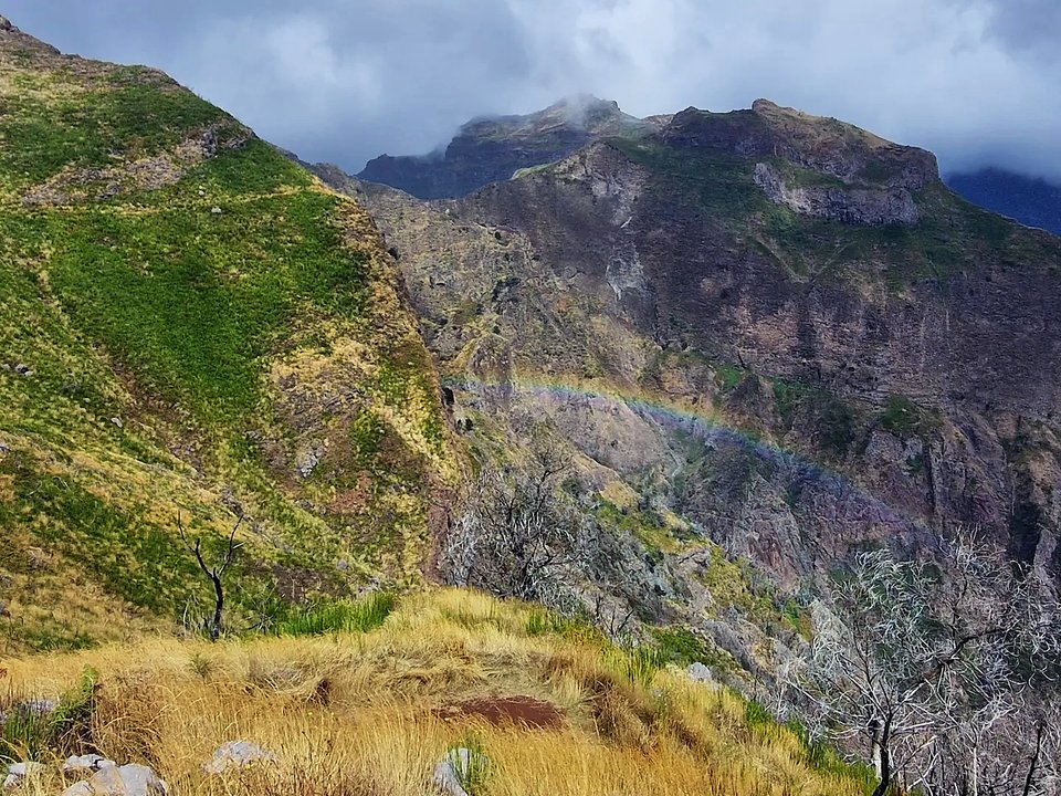 Expansive vistas toward the southern coast and deep ravines of Câmara de Lobos