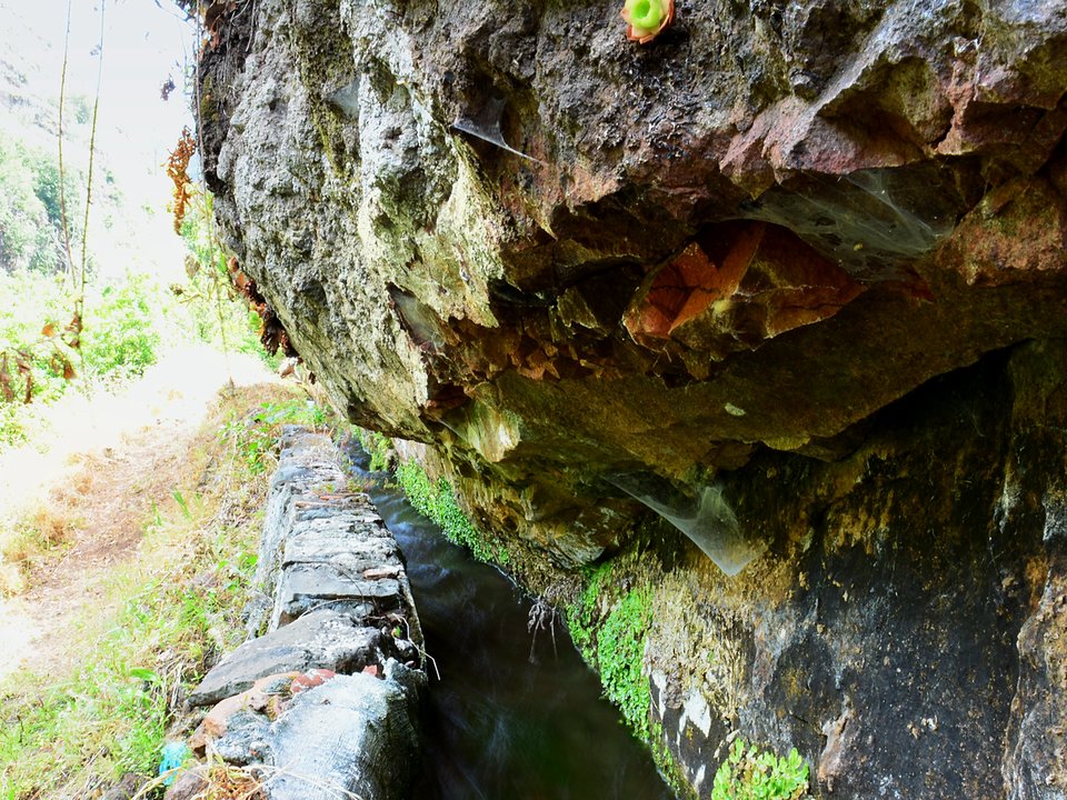 Contouring irrigation conduit of Levada da Corujeira approaching Sítio da Achada, Tabua in Ribeira Brava