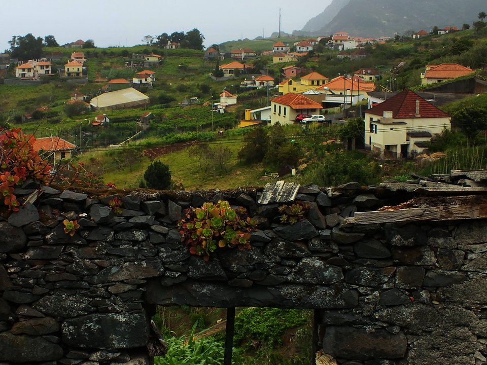 Contouring irrigation conduit of Levada da Referta approaching Sítio do Pinheiro, Porto da Cruz in Machico