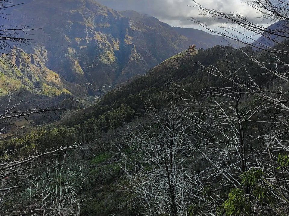 Water channel contouring beneath high volcanic ridges toward Encumeada