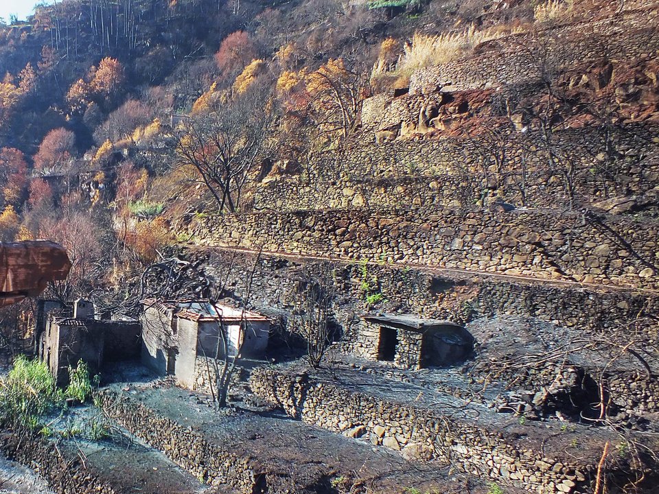 Contouring irrigation conduit of Levada do Caniço approaching Assomada, Caniço in Santa Cruz