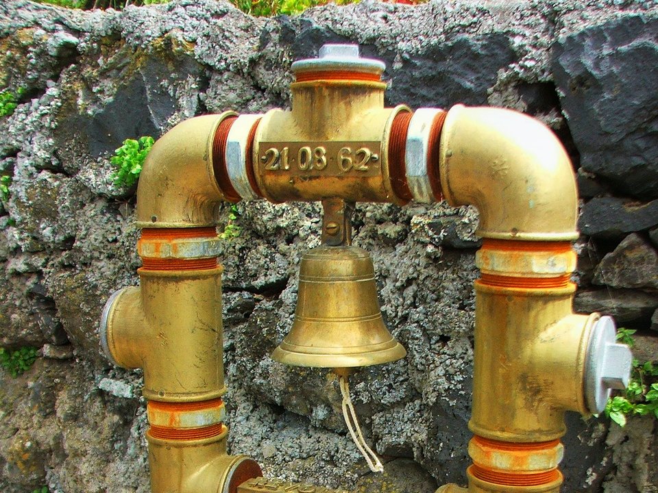 Contouring irrigation conduit of Levada do Moinho and Levada Nova, Ponta do Sol approaching Igreja da Lombada in Ponta do Sol