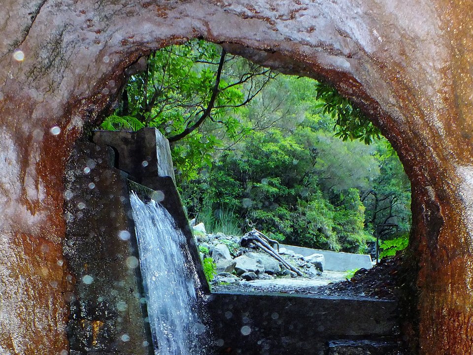 Contouring irrigation conduit of Levada do Norte — Lanço Norte approaching Canal do Norte, Boca da Encumeada in São Vicente