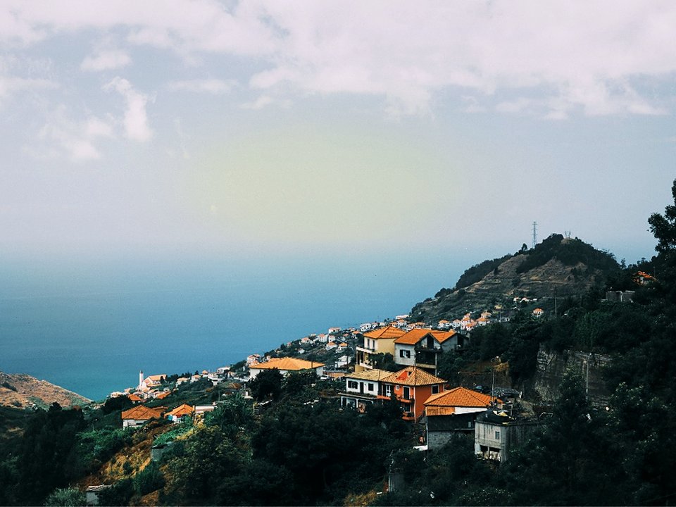 Spectacular sea views and sheer drops over Quinta Grande and Campanário