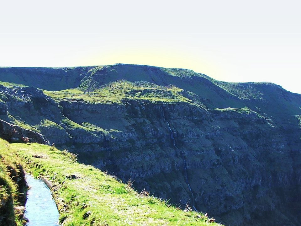 Shaded watercourse bench along the 13 km alignment of Levada do Paul between Fonte do Juncal / Ribeira da Ponta do Sol and Calheta Hydroelectric Forebay
