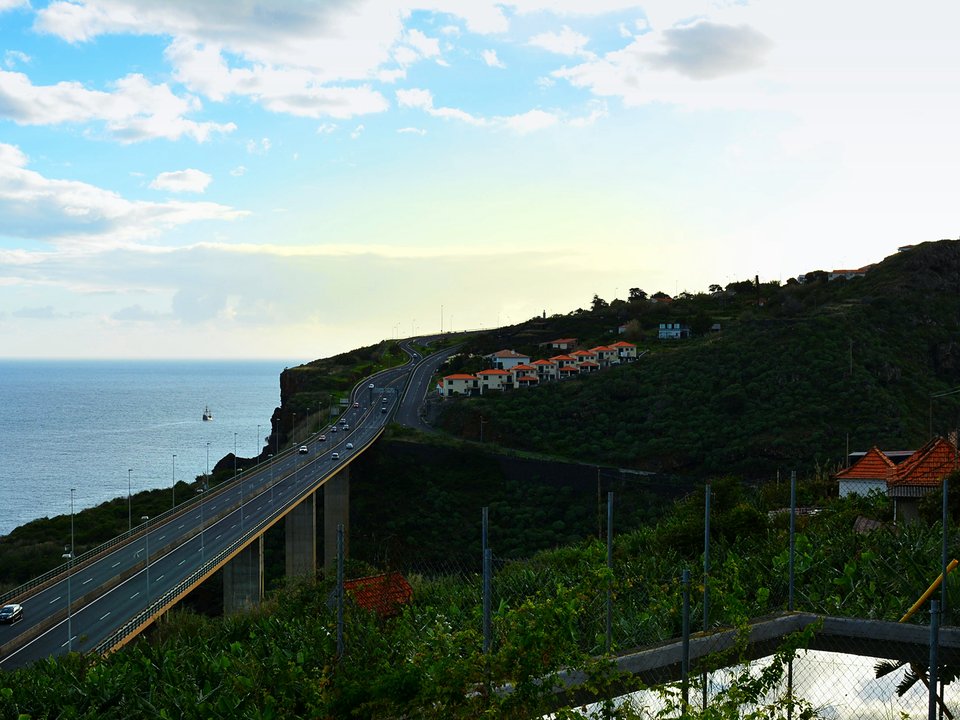 Water intake (madre) of Levada do Pico dos Iroses on Ribeira da Serra de Água (955 m), on the reach historically called Levada da Questã