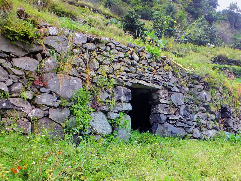Masonry water channel and inspection path of Levada dos Maroços near Fonte Vermelha / Ribeira de Machico