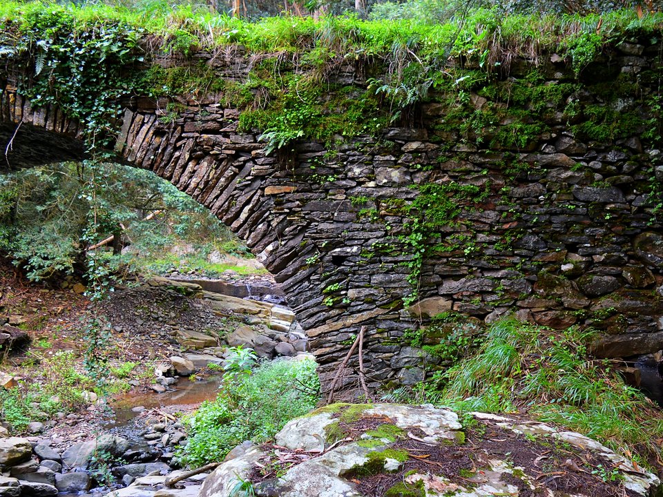 Masonry water channel and inspection path of Levada dos Moinhos de Santa Cruz near Sítio da Madre d'Água, Ribeira de Santa Cruz