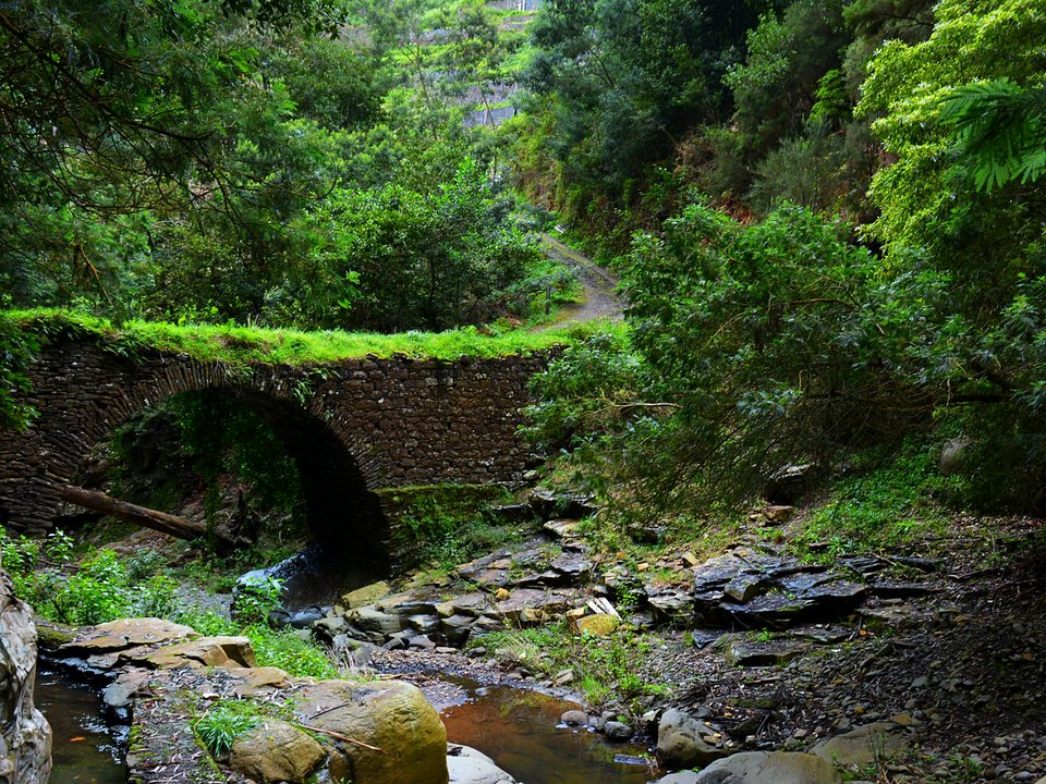 Shaded watercourse bench along the 6 km / 7.5 km alignment of Levada dos Moinhos de Santa Cruz between Sítio da Madre d'Água, Ribeira de Santa Cruz and Sítio da Bemposta, Santa Cruz / Sítio da Igreja, Água de Pena