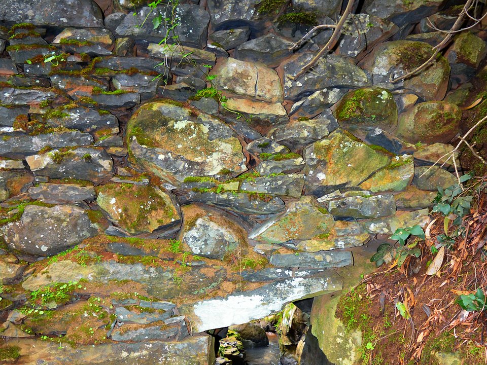 Contouring irrigation conduit of Levada dos Moinhos de Santa Cruz approaching Sítio da Bemposta, Santa Cruz / Sítio da Igreja, Água de Pena