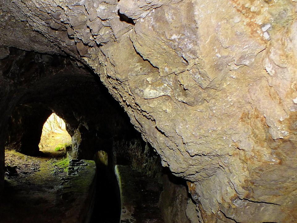 Contouring irrigation conduit of Levada from Prazeres to Raposeira approaching Lombo da Raposeira, Fajã da Ovelha in Calheta