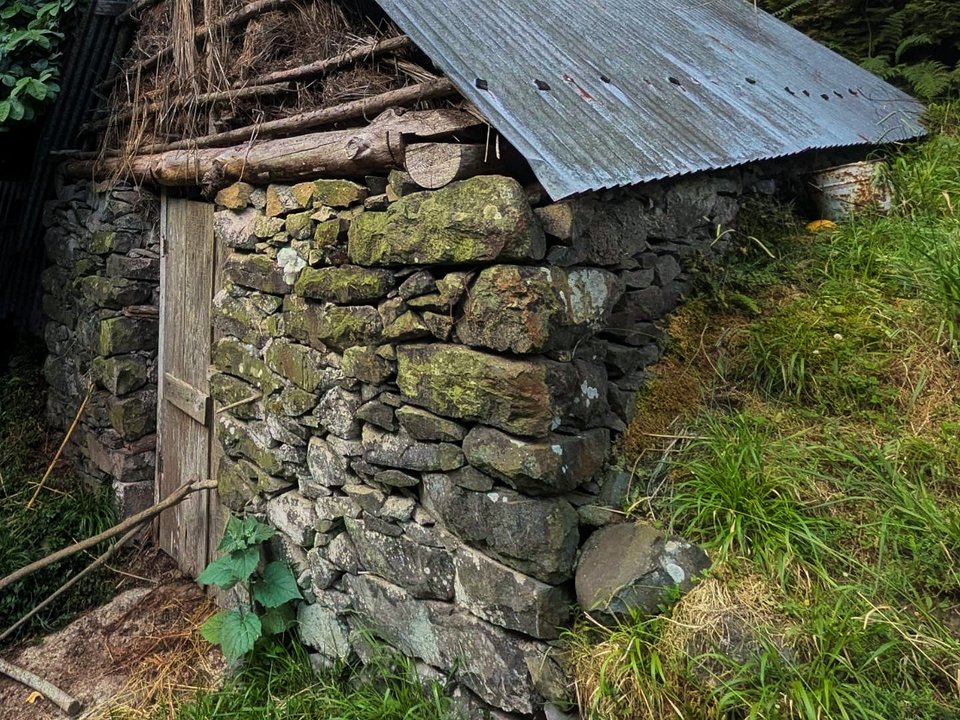 Traditional stone footpath connecting Achada do Marquês with the upper levadas of São Jorge