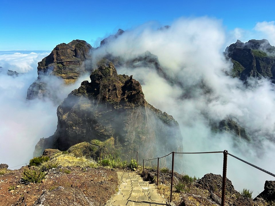 Dramatic abyss viewpoint and wire-railed mountain pathway toward Pico Ruivo