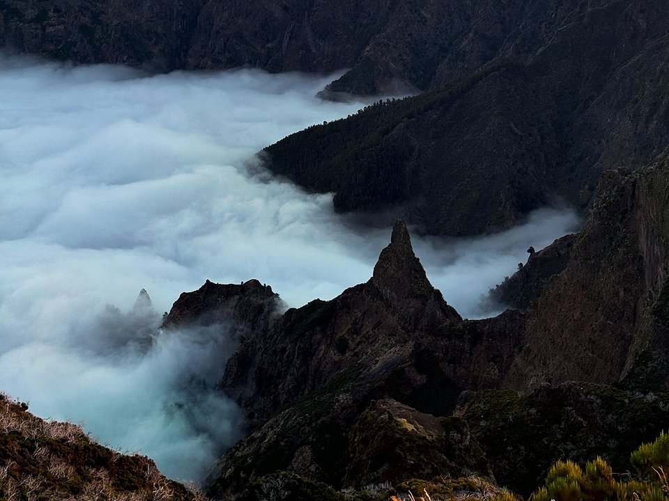 Met stenen geplaveid pad rond de hoogste toppen van Madeira richting Pico Ruivo