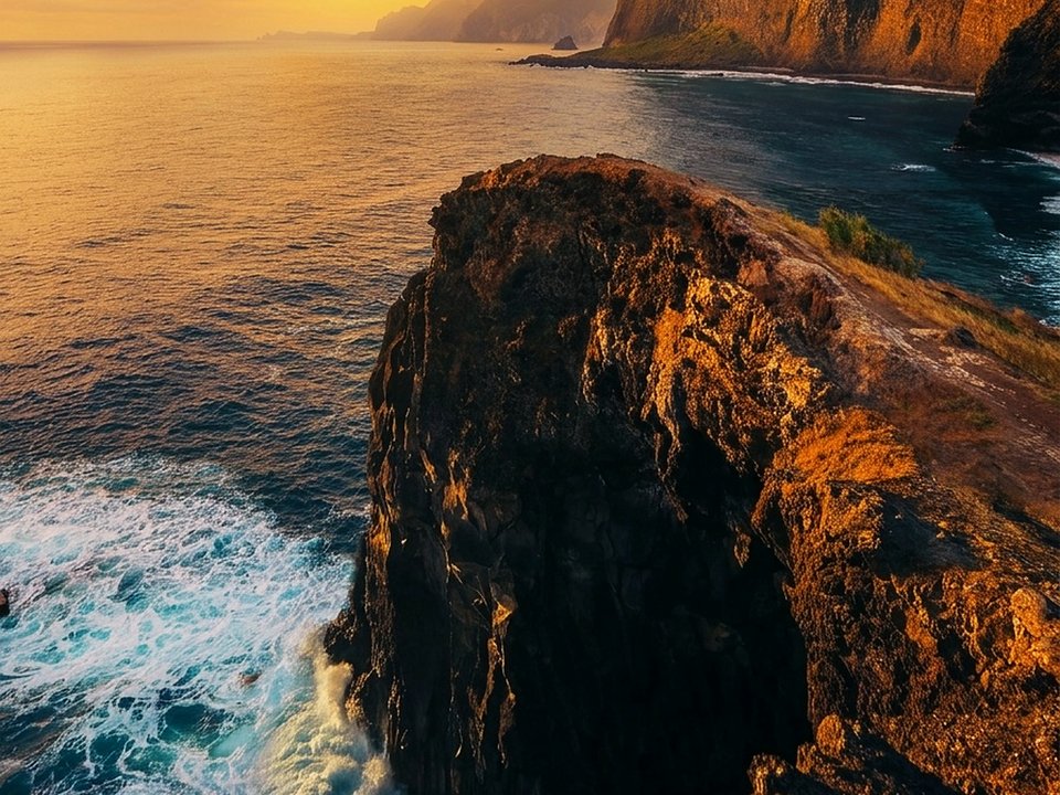 Panoramic ocean viewpoint from the edge of the grassy sea promontory