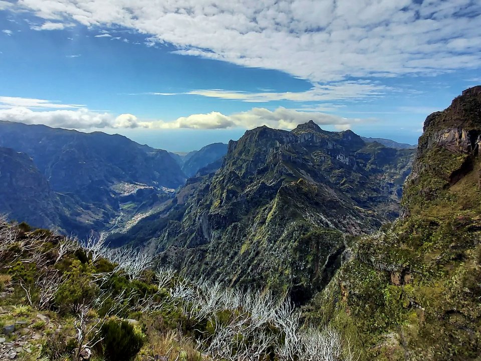 Exposed trail bench following the central mountain spine above Encumeada