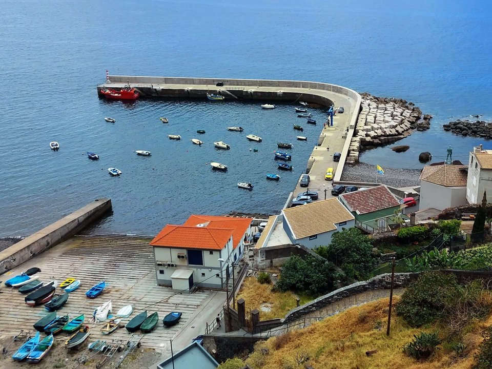 Descente côtière panoramique surplombant le village de pêcheurs traditionnel de Paul do Mar