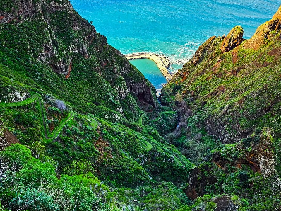 Sentier pavé historique taillé à travers les terrasses au-dessus de l'Atlantique