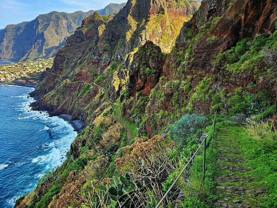 Point de vue côtier et toits du village de Paul do Mar vus depuis le sentier de falaise