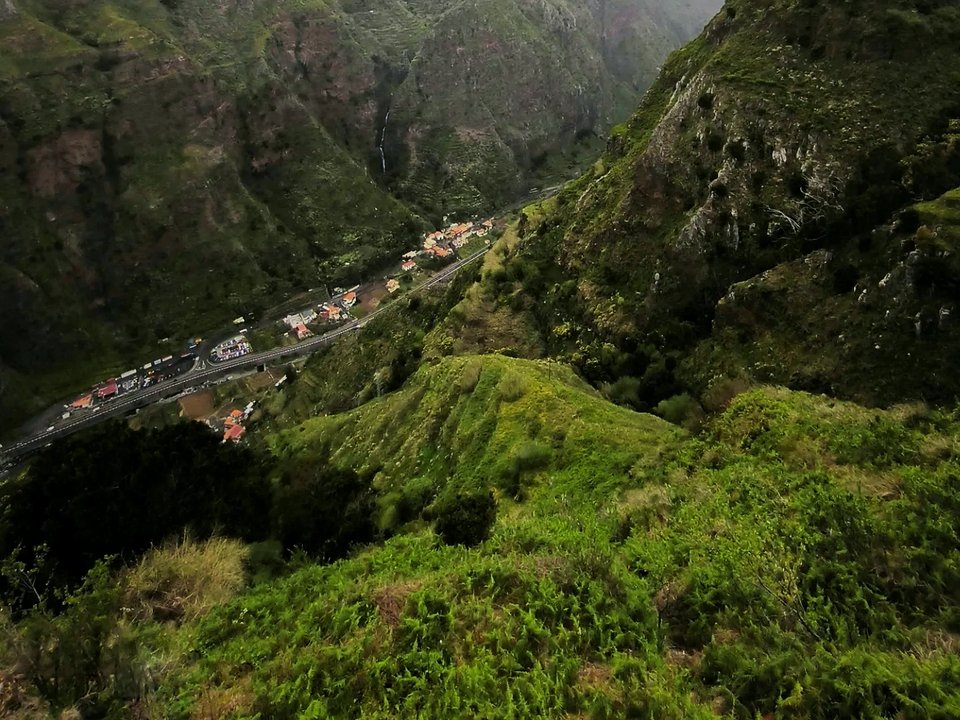Daring cliff-hung village path leading to the isolated hamlet of Eira do Mourão