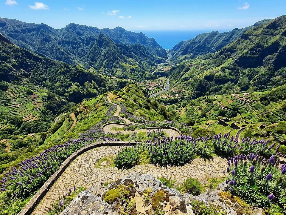 Sweeping coastal panorama of the eastern headlands along Vereda da Ladeira