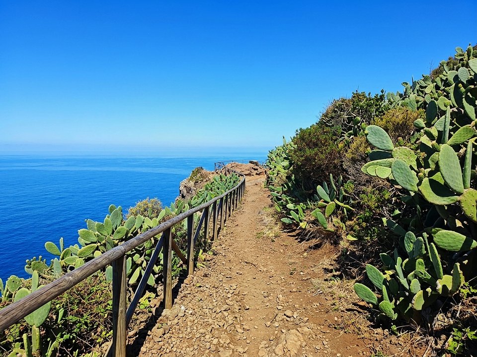Wild coastal geology and dramatic volcanic ocean ledges at Pesqueiro